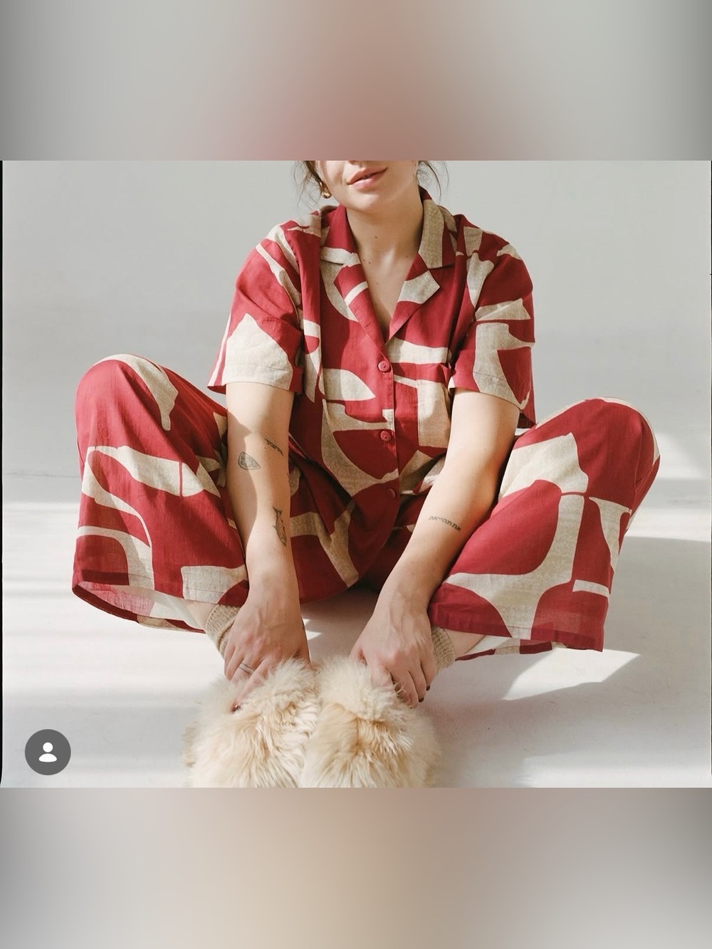 “Wray” Button-Down Short Sleeve Gregory Top in Red & Cream Deco Sky